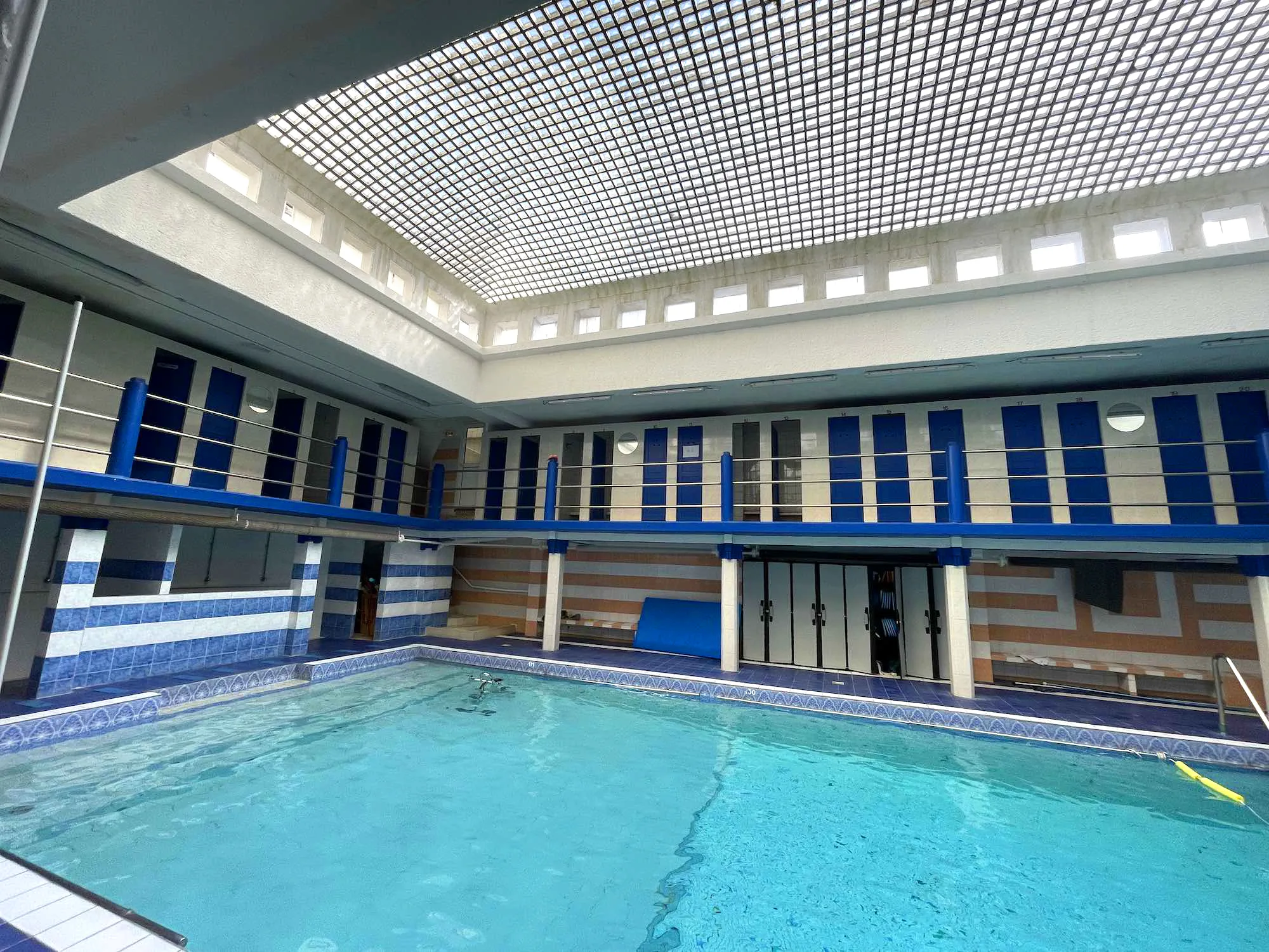 piscine oberkampf et son dome de lumiere copie